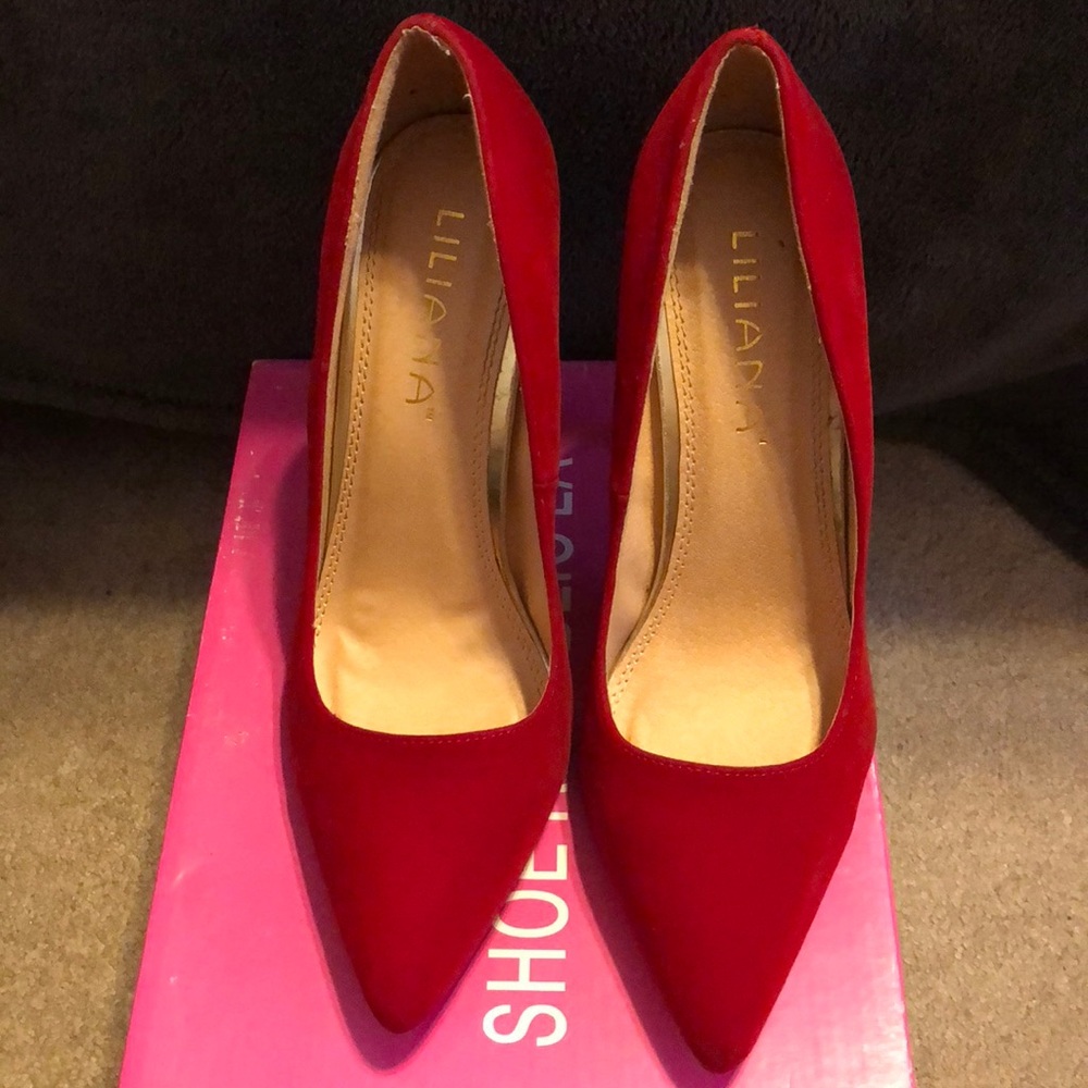 Gorgeous red pumps